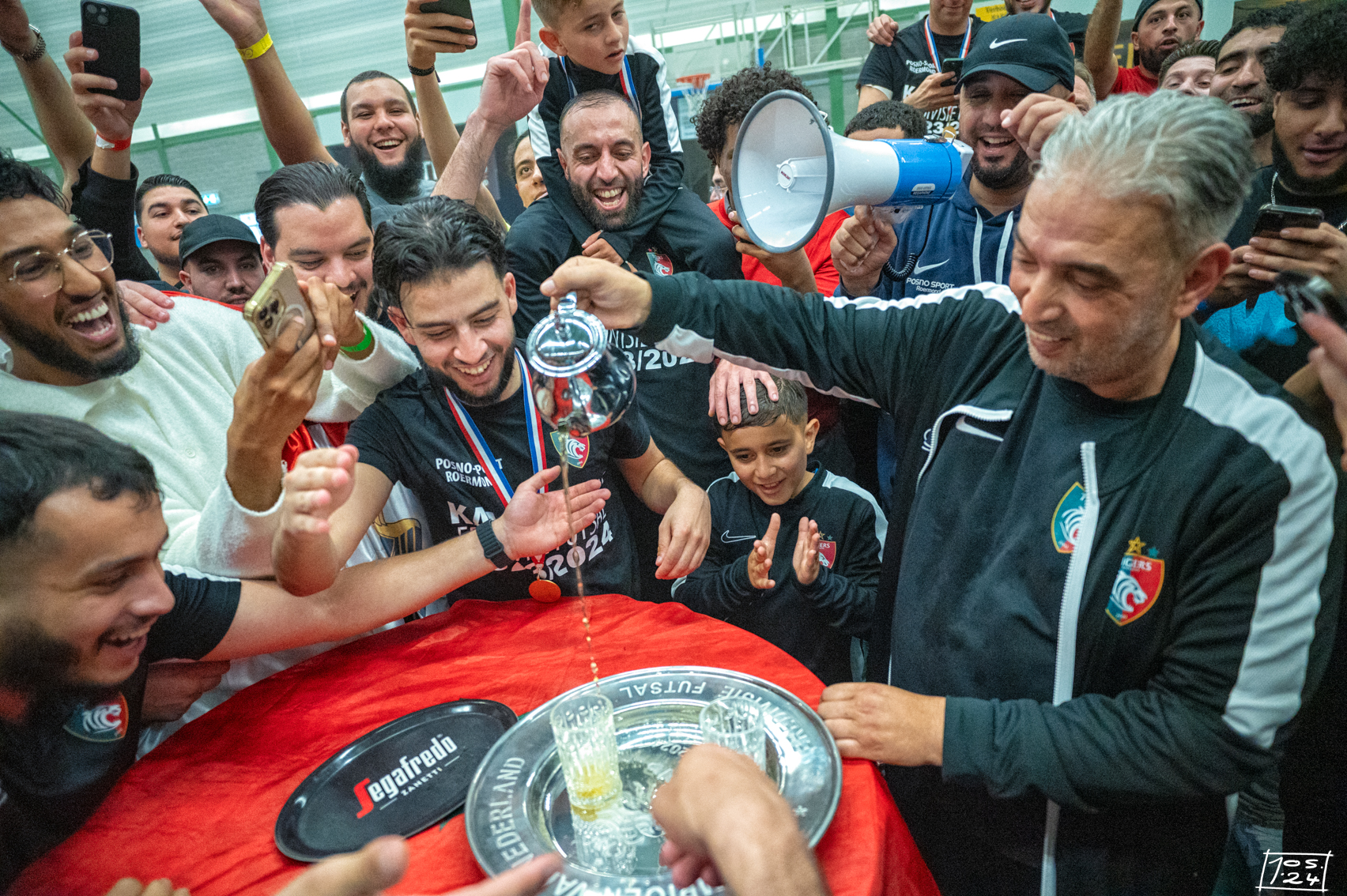 Champagne wordt in de kampioensschaal gegoten