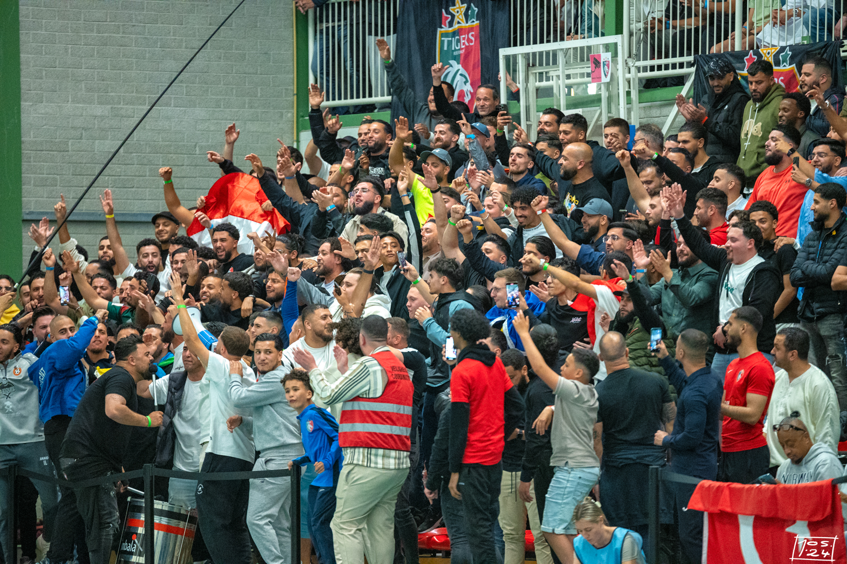 Tigers-supporters vieren het landskampioenschap op de tribune
