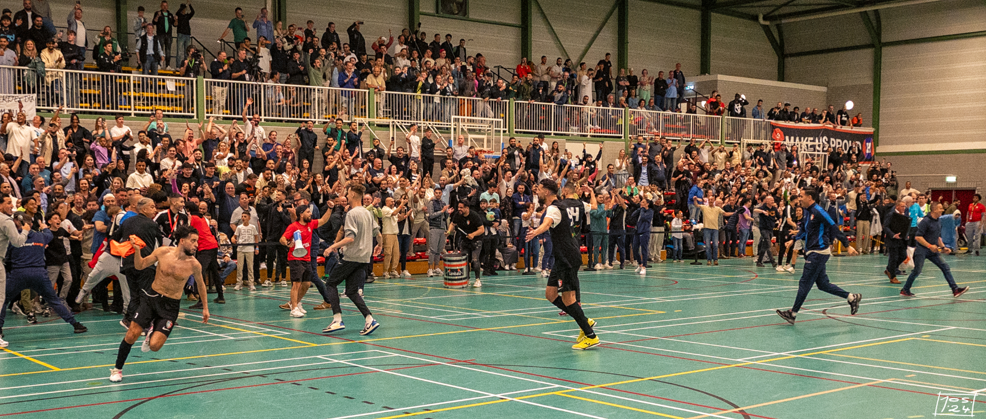 Spelers en supporters rennen het veld op na het laatste fluitsignaal