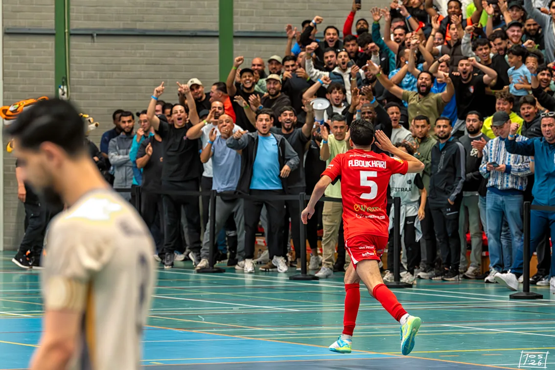 Ayoub Boukhari viert een doelpunt met de supporters van Tigers Roermond