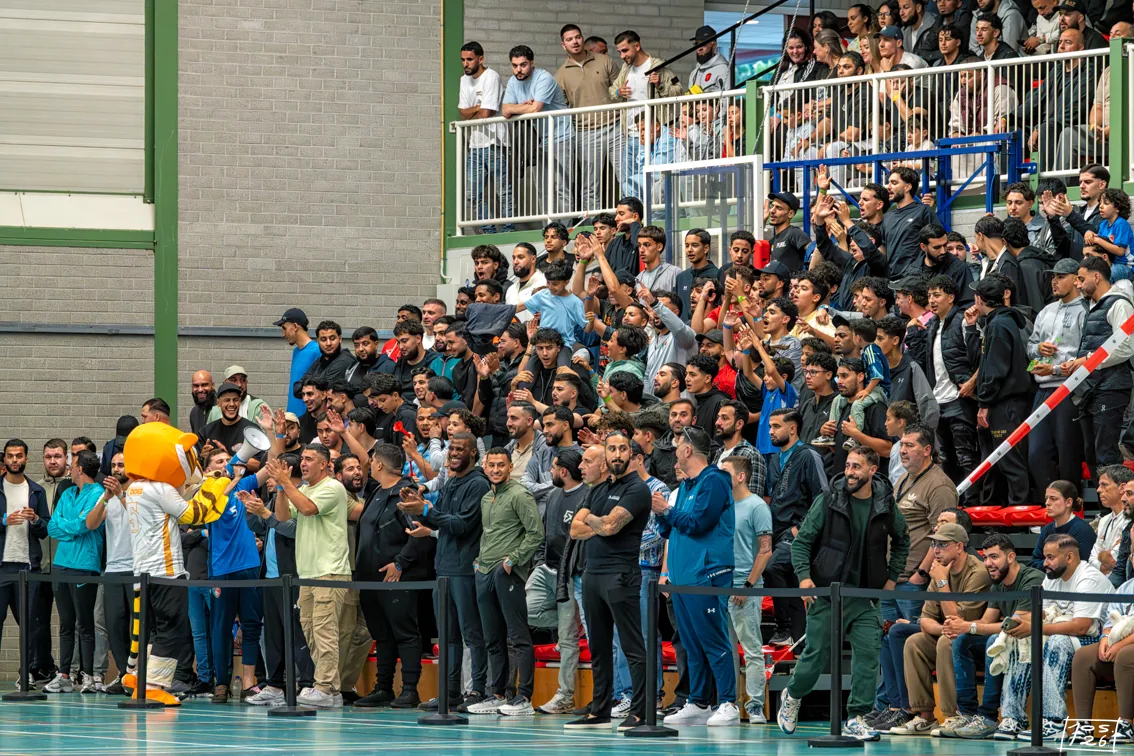 Supporters van Tigers Roermond tijdens een wedstrijd in de hal