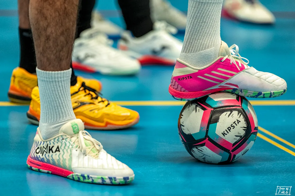 Futsalbal tijdens een moment in de sporthal