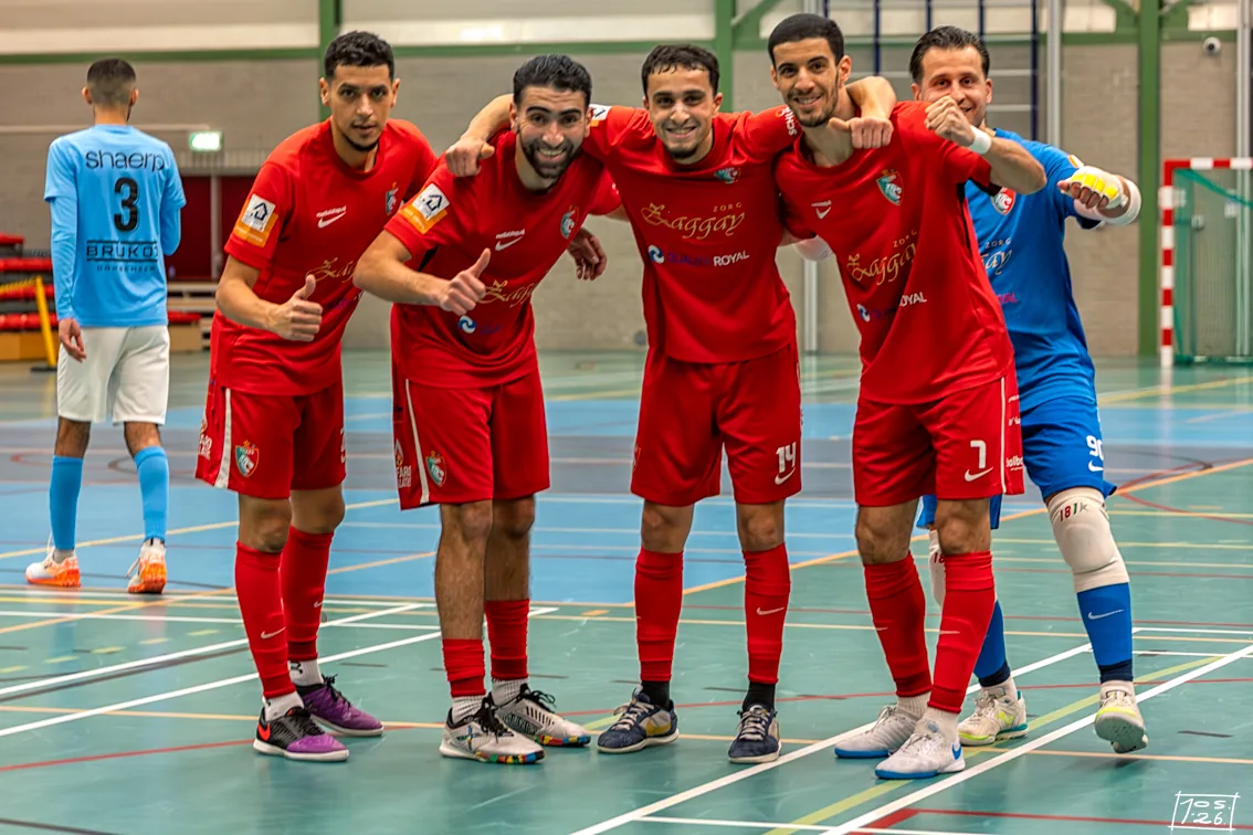 Spelers van Tigers Roermond samen in de sporthal